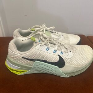 Nike Woman’s Metcon 7 Sneakers size 9